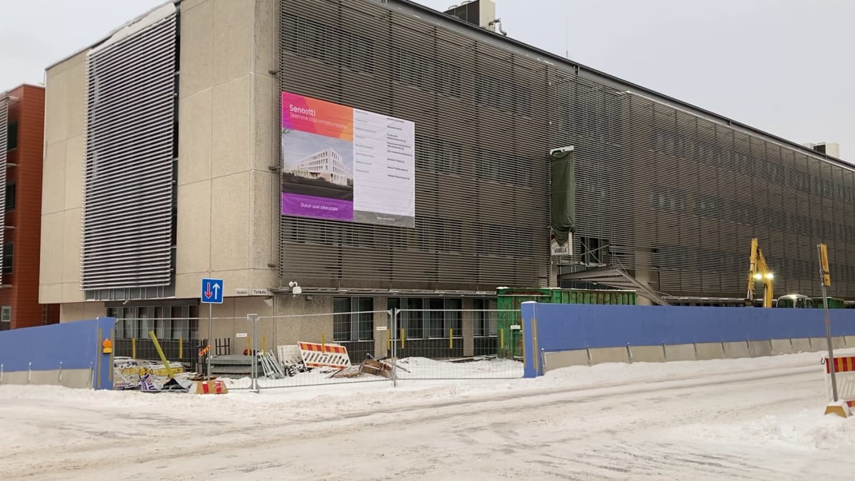 Vanhan verotoimiston ja työvoimatoimiston rakennuksen purkaminen Oulun Torikadulla.
