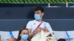 Uimahyppääjä Tom Daley kutoi katsomossa villapaitaa.
