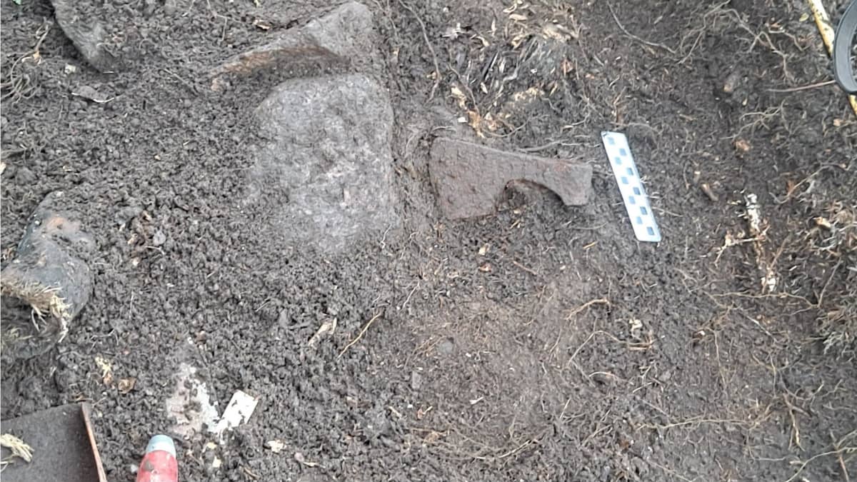Rautakirves löytyi läheltä viikinkimiekkaa