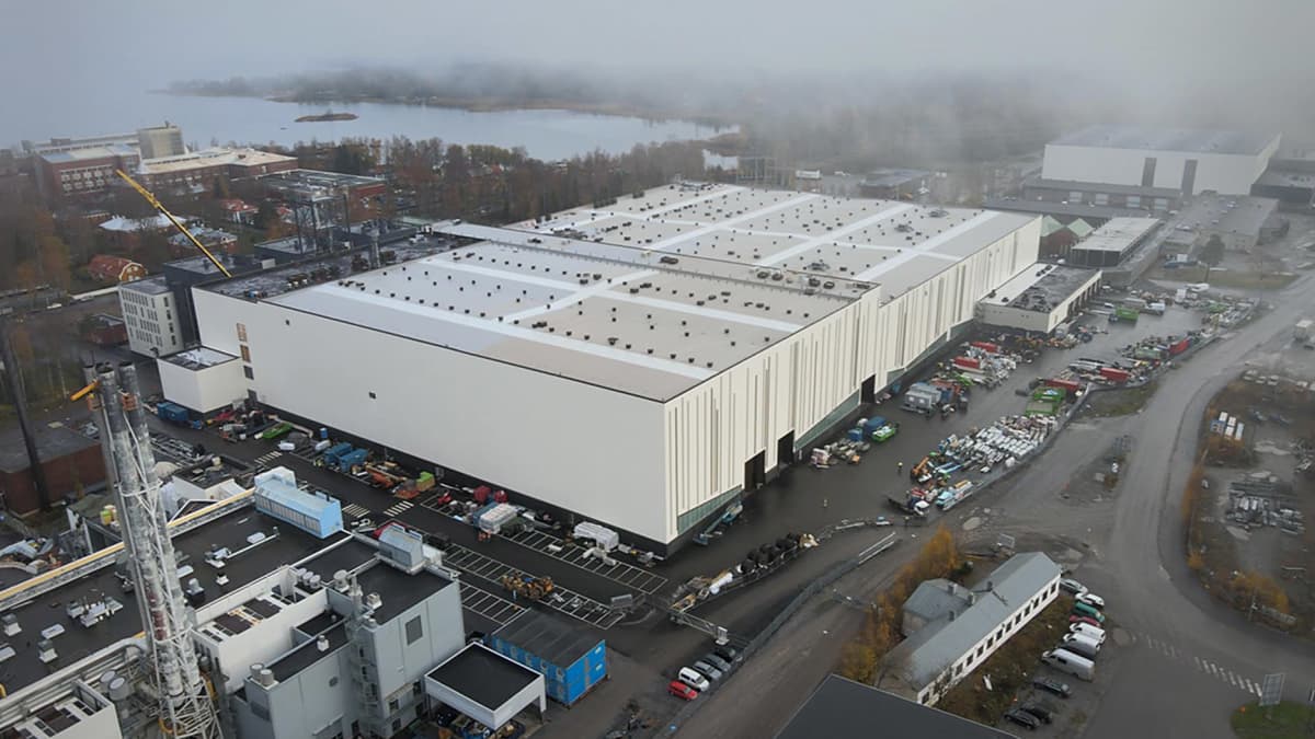Wärtsilän Smart Technology Hub -rakennus kuvattuna ilmasta sumuisena päivänä.