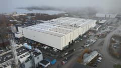 Wärtsilän Smart Technology Hub -rakennus kuvattuna ilmasta sumuisena päivänä.