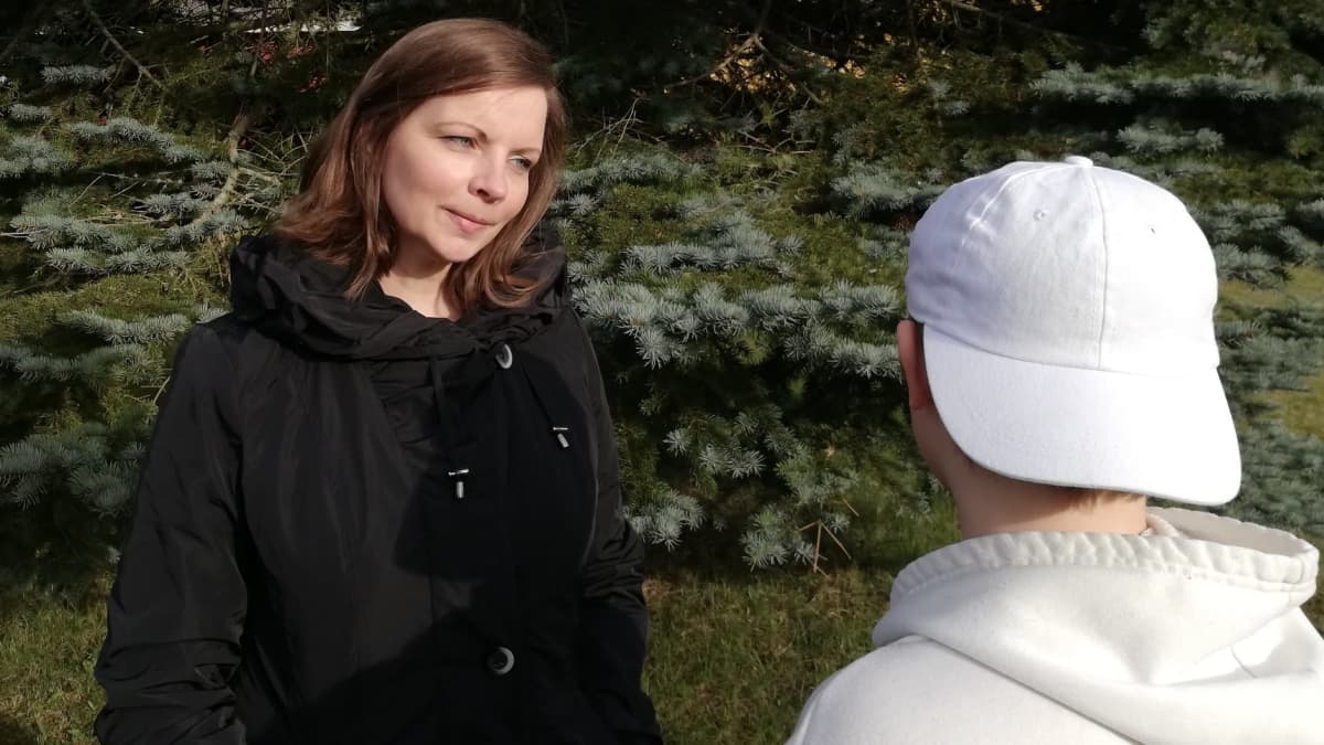 Koulukuraattori Hanna Kaasinen keskustelee lapsen kanssa.