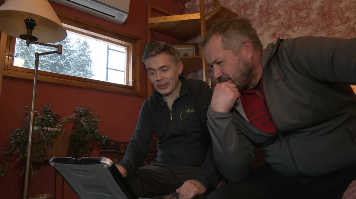 Jukka Viljanen ja Pentti Kotiaho katsovat vanhoja videoita tietokoneelta.