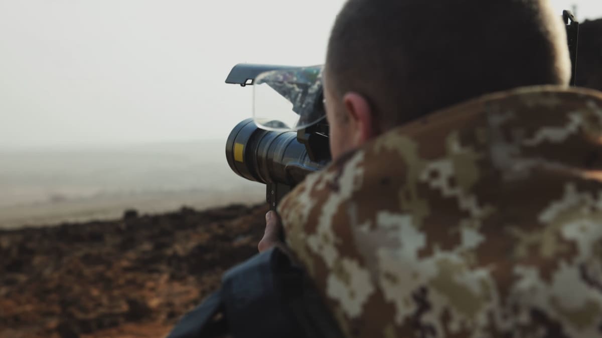Ukrainalaissotilas tarkkailee maisemaa venäläishävittäjien varalta lähellä Bahmutia, Itä-Ukrainassa 17.3.2023