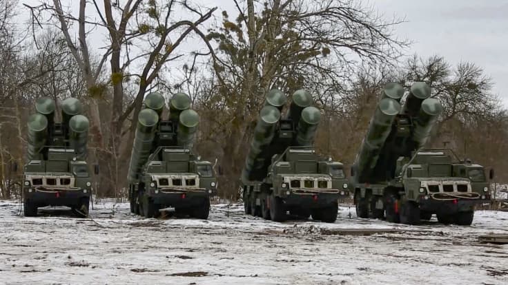 Ilmatorjunta-aseita lumisessa maastossa.