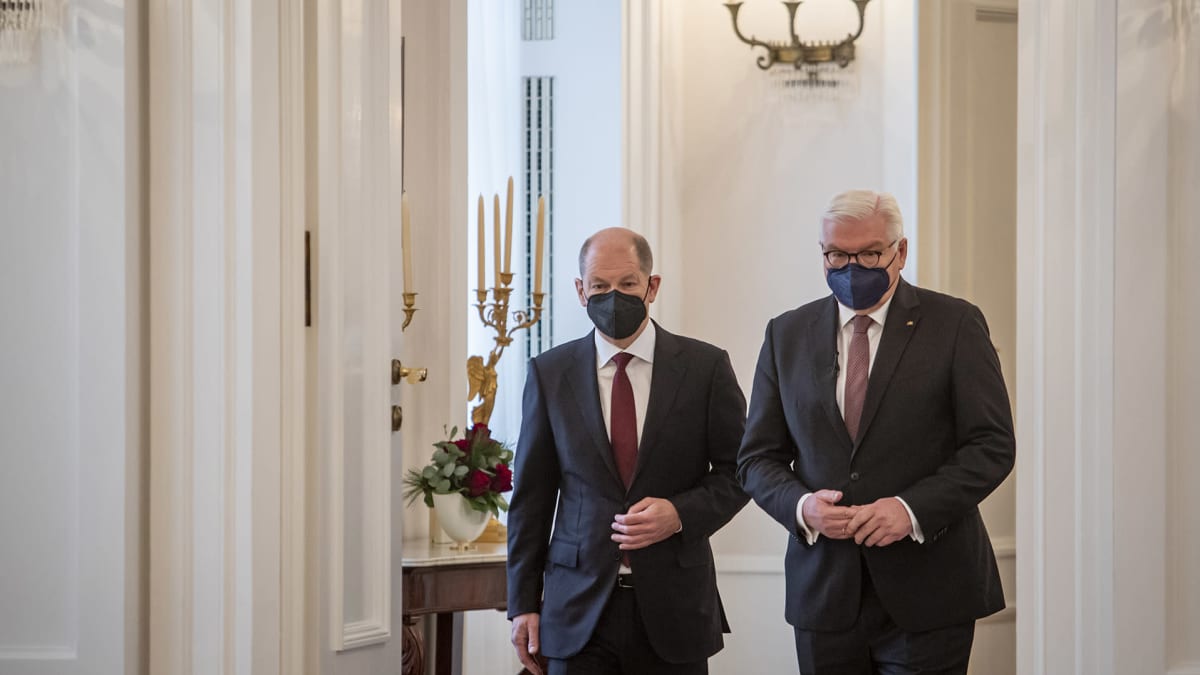 Olaf Scholz  ja Frank-Walter Steinmeier kävelevät maskit kasvoillaan
