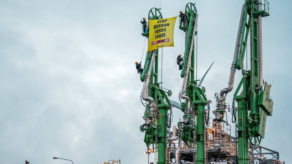 Greenpeace pysäyttää venäläisen kaasulastin purkamisen Torniossa |  Uutiset