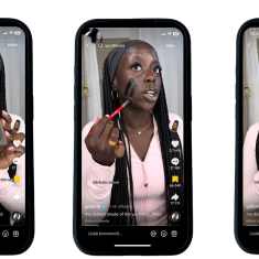 Kolme kuvaa, joissa kännyköiden näytöllä nuori nainen kokeilee meikkituotetta.