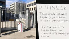 Pyykinpesukone Venäjän suurlähetystön portin edessä ja lappu jossa teksti "Putinille: tässä Sinulle lahjaksi käytetty pesukone. Terveisin eläkeläisnaapuri. Ps. Älä hae niitä enään Ukrainan maatuskoilta armaijan avulla."