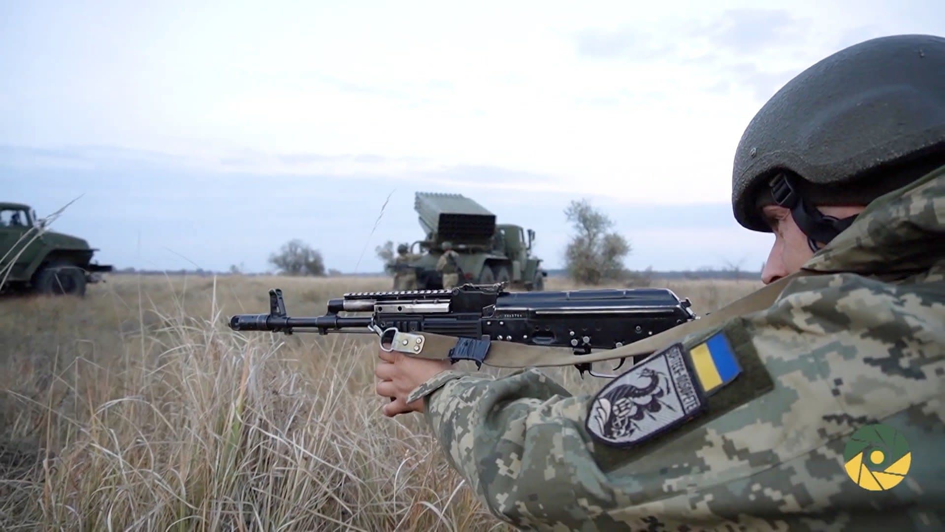 Ukrainalaissotilas harjoittelee Khersonin alueella 19.1.2022