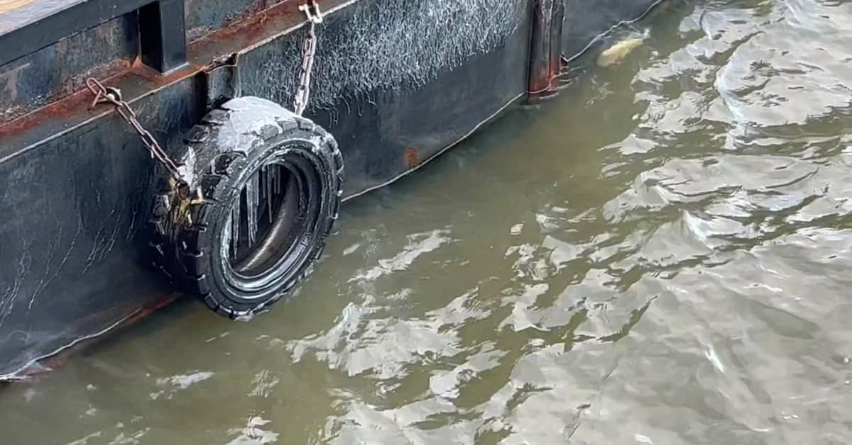 Kotkassa yritetään uudelleen 700 tonnin painoisen proomulautan nostoa ...