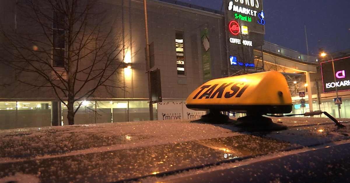 Valtuutetut ehdottavat Porin torin taksitolpalle sääntelyä – taksivaikuttaja pohtii, miten rajoituksia valvottaisiin