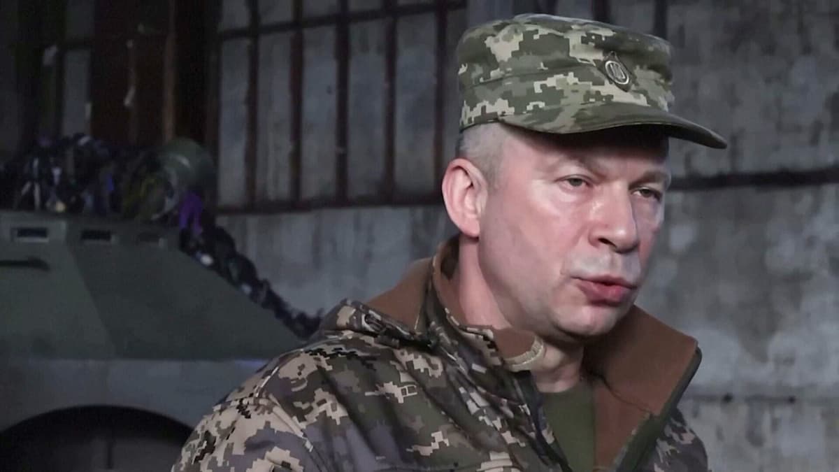 Ukrainan armeijan henkilö puhumassa.
