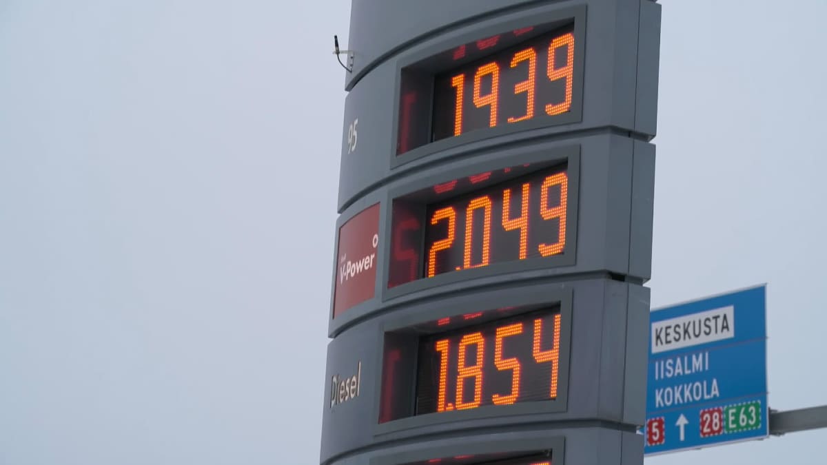 Shell-huoltoaseman polttoaineiden hinnat mittaritaulussa.