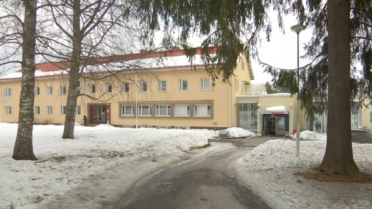 Mikkelin vastaanottokeskus ulkoa päin kuvattuna lumisessa maisemassa maaliskuussa 2022.