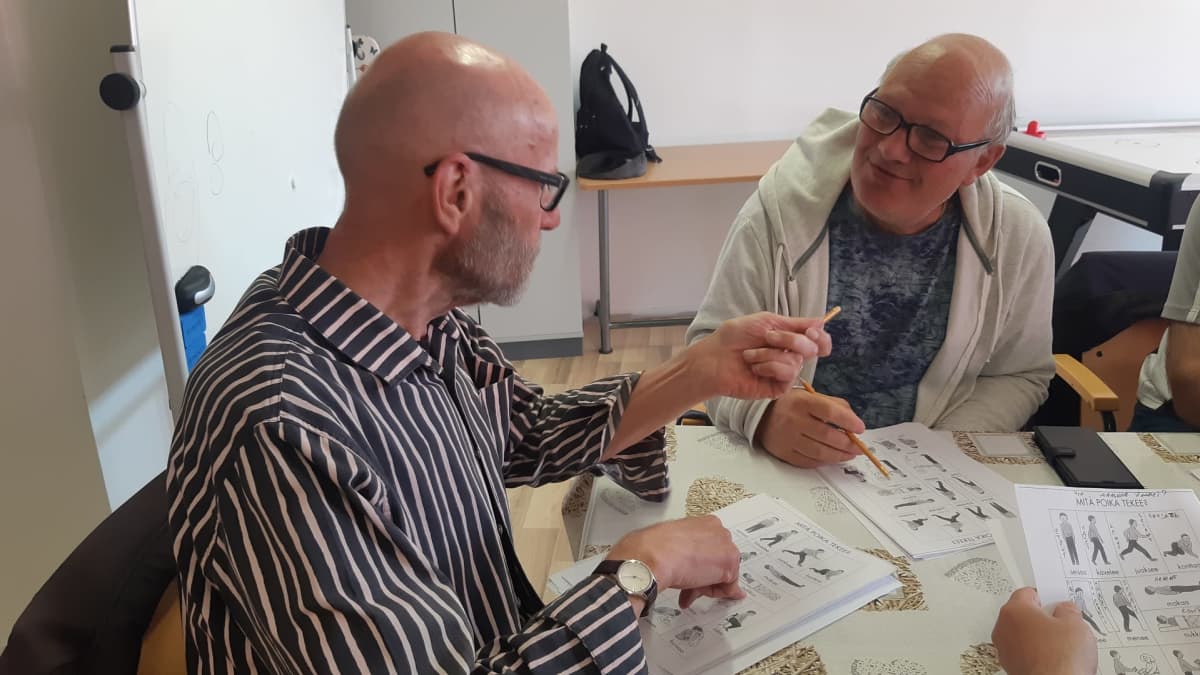 Senioriopettaja Kauko Kemppinen opettaa suomea Ukrainasta Kemiin tulleelle Evhen Sosnikhoville.