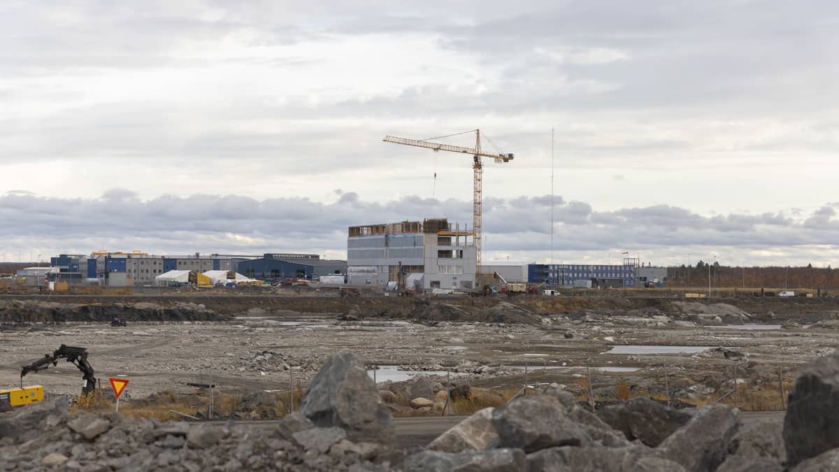 Pyhäjoen ydinvoimalan hallintorakennusta rakennetaan.