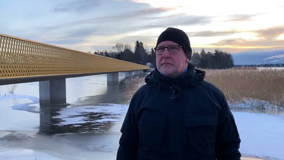  Ilmatieteen laitoksen Jääasiantuntija Jouni Vainio tutkii joulukuun alun jäätilannetta Espoon ja Helsingin rajamailla Laajalahden rannalla.