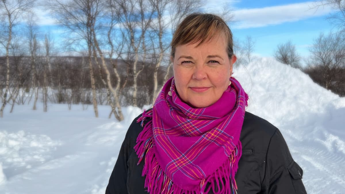 Utsjoen kunnanjohtaja Taina Pieski lumisissa maisemissa, katsoo kameraan.