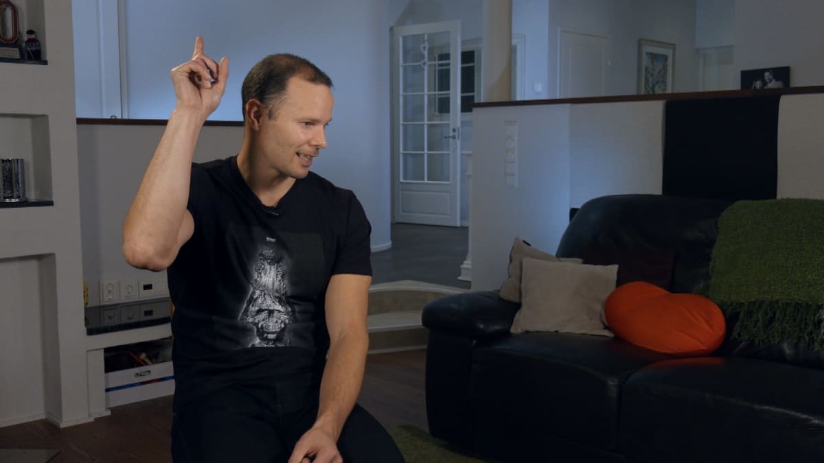 Tero Pitkämäki nostaa sormen pystyyn.