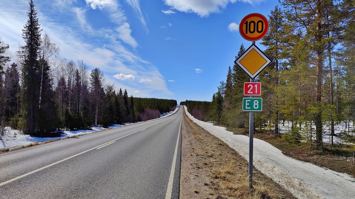 Valtatie 21. Tien vieressä kyltti nopeusrajoituksesta ja tienumerosta.