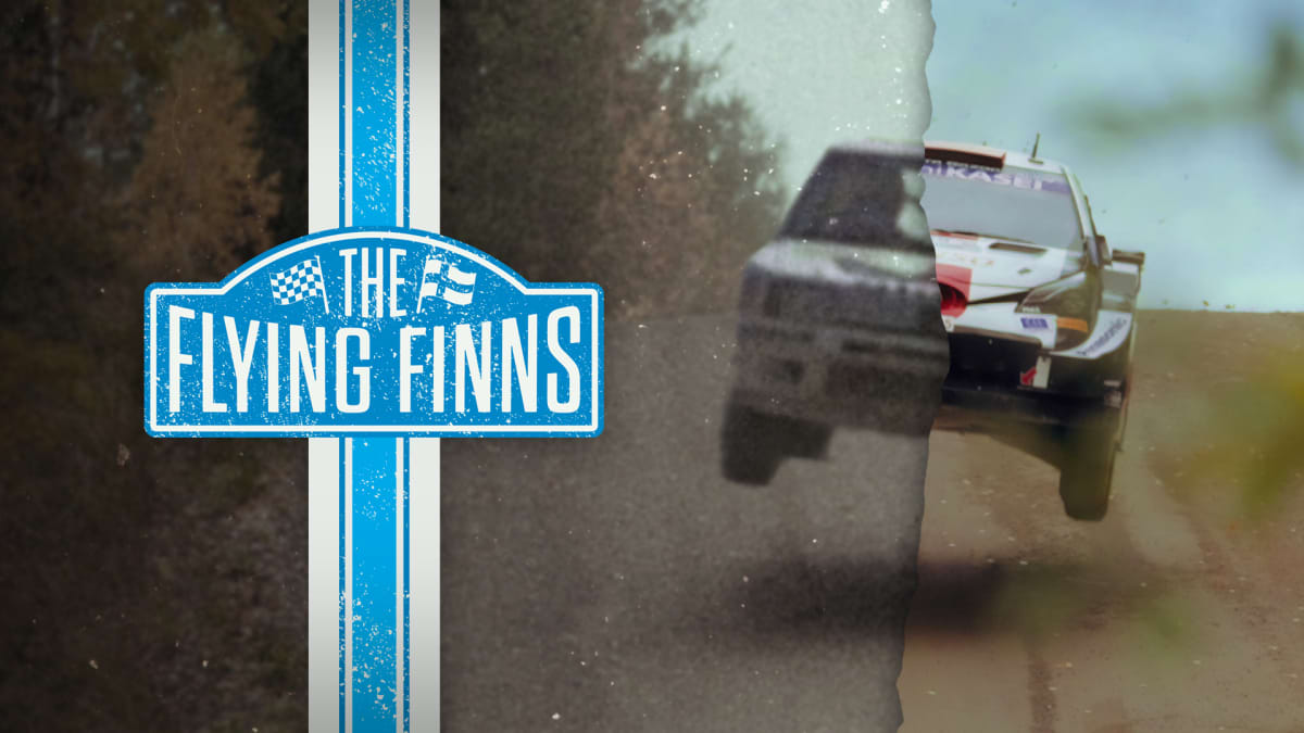 The Flying Finns -dokumenttisarjan logo, jonka vieressä ralliauto on hyppyristä tulleena ilmassa.