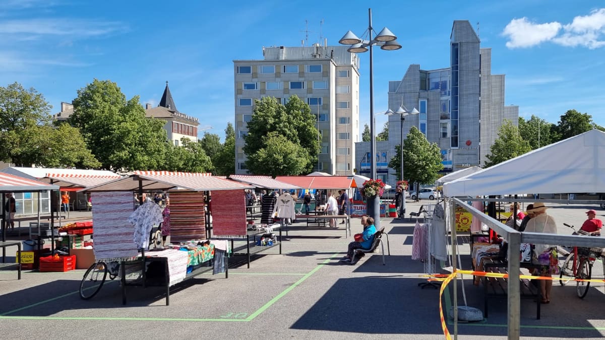 Lappeenrannan kauppatorin myyntikojuja.