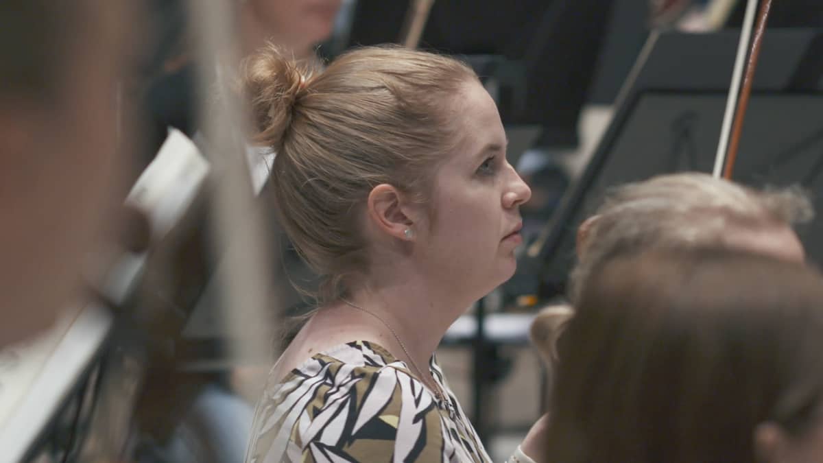 Radion sinfoniaorkesterin viulisti Helmi  Horttana-Suoranta kuuntelee kapellimestarin ohjeita Musiikkitalon Paavo-harjoitussalissa elokuussa 2022.
