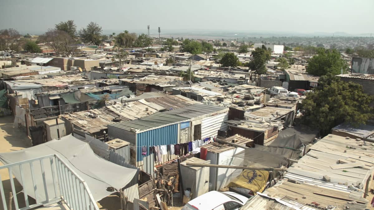 Yleisnäkymä Diepslootiin slummista Johannesburgissa. Peltikattoisia hökkeleitä silmänkantamattomiin. 