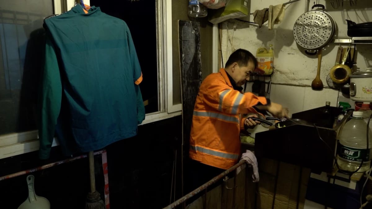 Mies kokkaa vaatimattomassa keittiössä