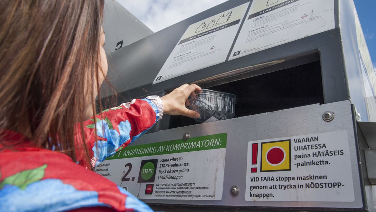 Nainen laittaa muovipakkauksen Rinki-ekopisteeseen, jossa on muovien kierrätyspiste.
