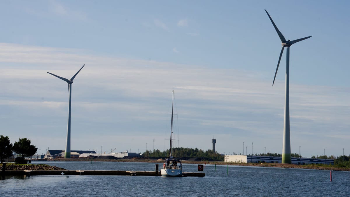 Tuulivoimaloita pyörii Haminan satamassa.