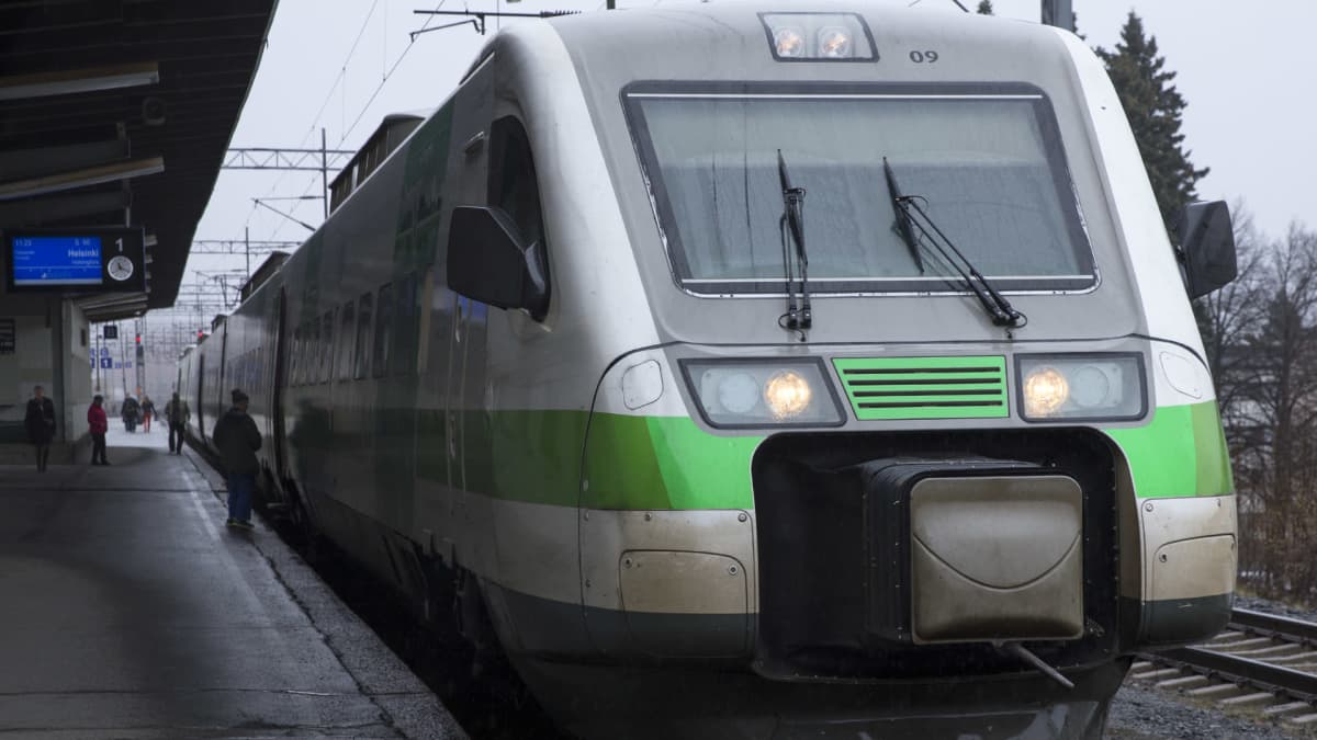VR:n juna lähdössä Kuopion rautatieasemalta.