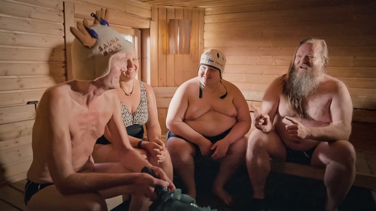 Lintumies ja Sauna-Tero ovat Kokkolan kylähulluja, joista toista syrjitään  ja toista suositaan: ”Ole kylähullu, jos olet itse onnellinen”
