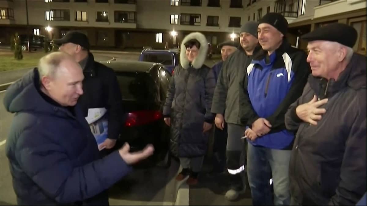Venäjän mediassa näytettiin kuvia, joissa Vladimir Putin olisi vieraillut Mariupolissa. Kuvassa hän tervehtii uuden kerrostalon asukkaita.