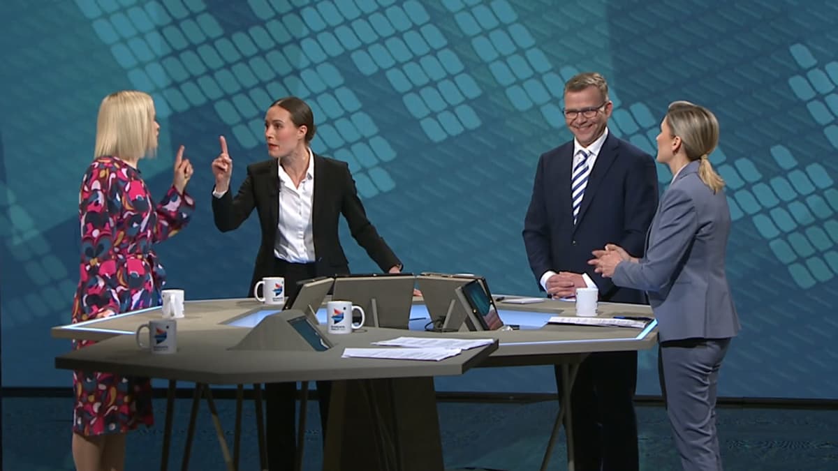 Kuvakaappaus vaaliväittelystä, Purra ja Marin sormet pystyssä, Orpo nauraa vieressä.