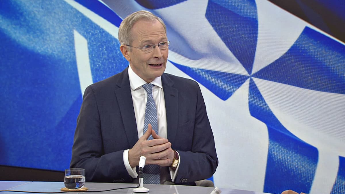 Konsulttitoimisto Nordic West Officea johtava Risto E.J. Penttilä Ylen Aamun studiossa 31. maaliskuuta 2023.