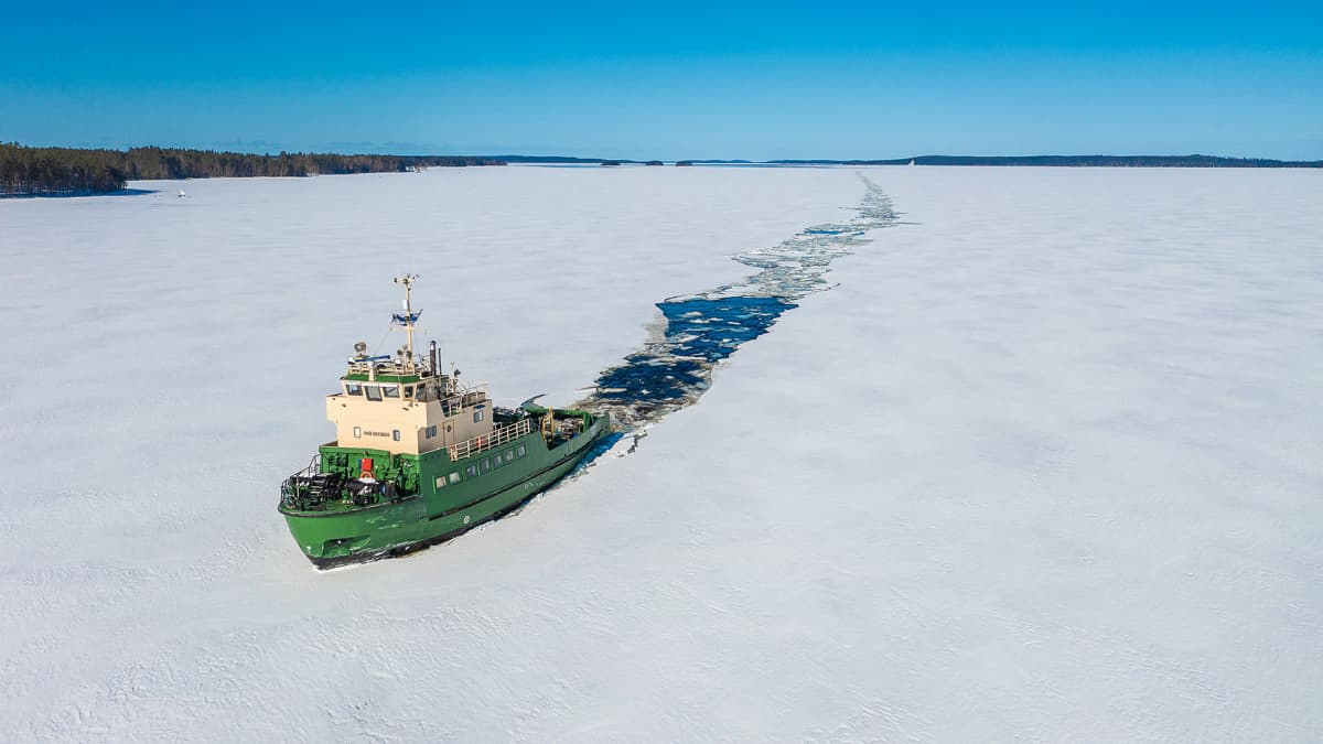 Jäänmurtaja Tyrsky murtaa väylää eteläisellä Saimaalla