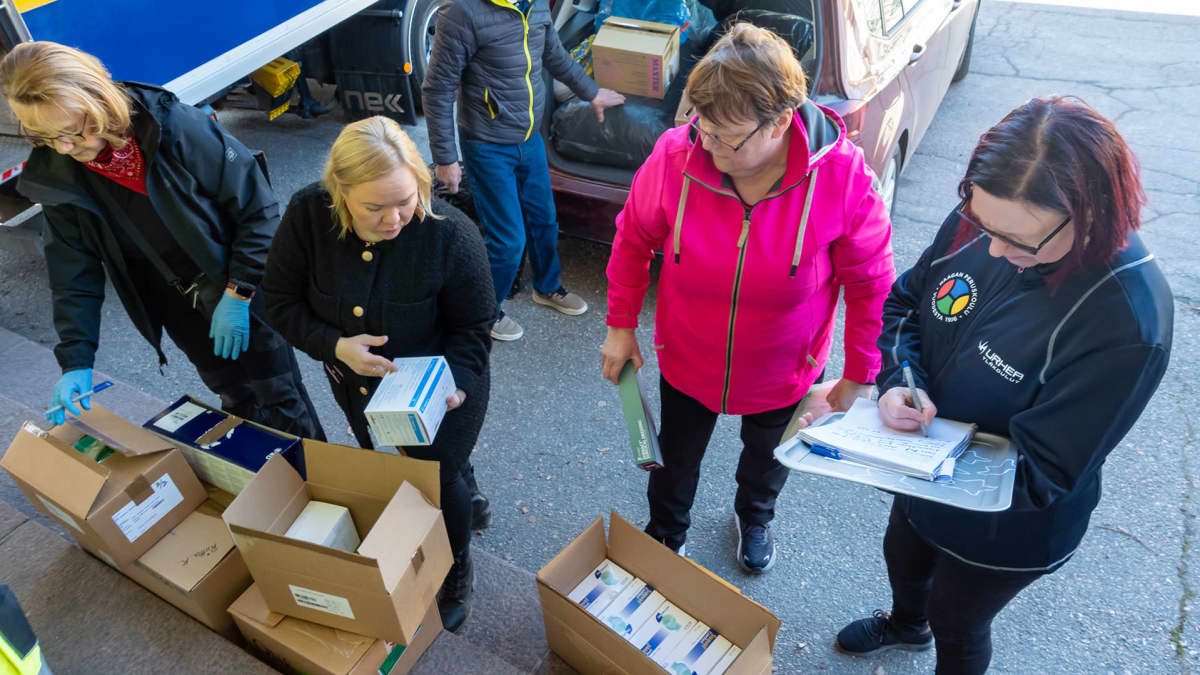 Ukrainaan avustuksena lähteviä lääkintätarvikkeita lasketaan ja pakataan.