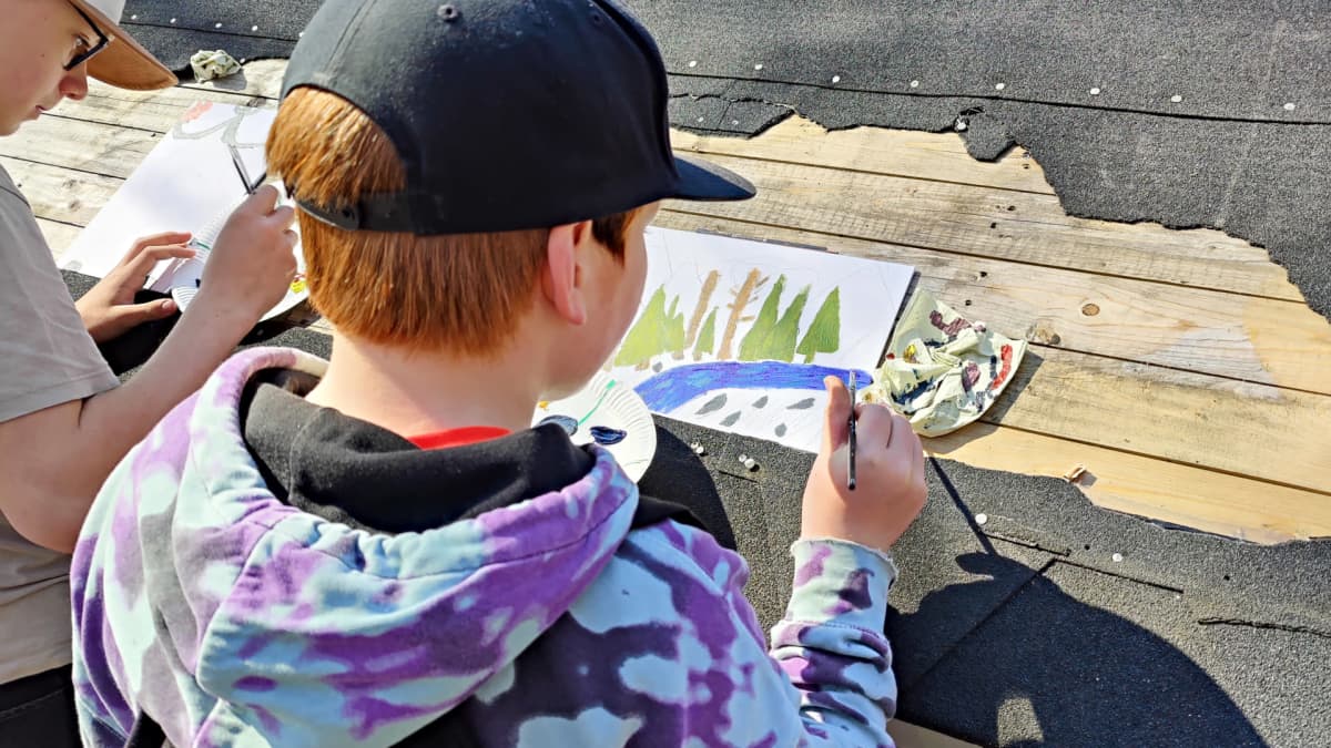 Pojat maalaavat luontotauluja.