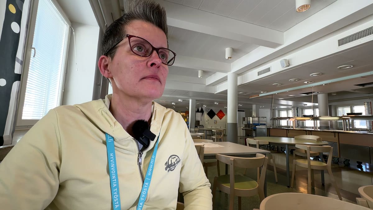 Janakkalan kunnan palvelupäällikkö Mervi Erkkilä- Rautiainen istuu koulun ruokalassa.