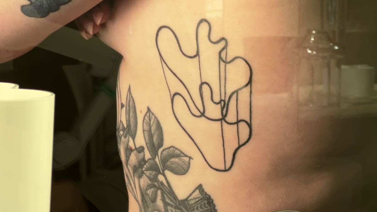 Aalto-maljakko tatuoituna naisen kylkeen.