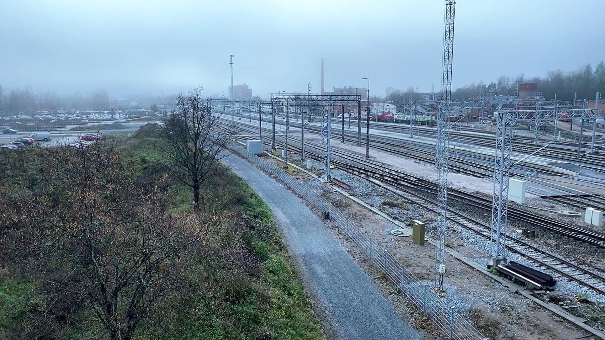 Riihimäen monitoimitalon tuleva tontti rautatieaseman ja Peltosaaren kerrostaloalueen välissä.