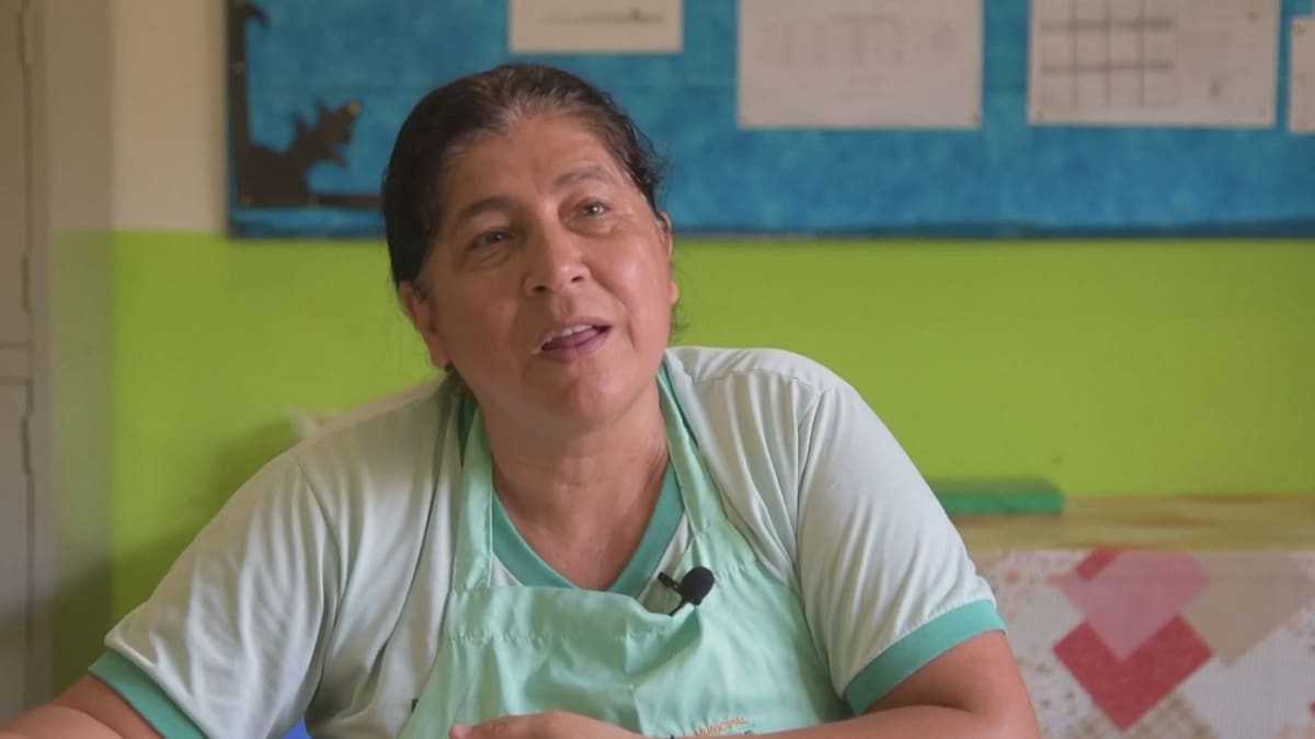 Alpercatan koulun keittäjä Reginalda-rouva puhuu haastattelussa.