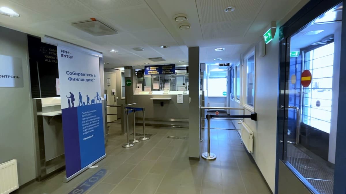 Niiralan raja-aseman matkustajien tarkastuspiste, ahdas tila, missä on samassa aula, odotustila ja palvelutiski.
