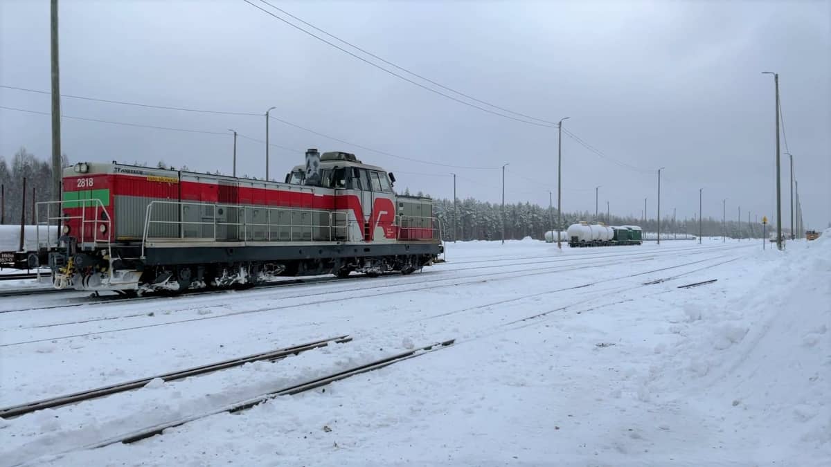 VR:n punavalkoinen veturi seisoo lumisella Niiralan asemalla.