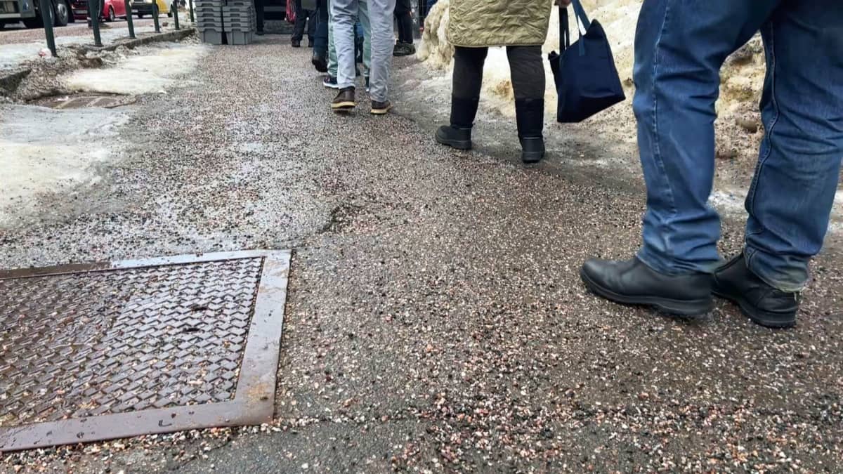 Ihmisiä jonottamassa ruoka-apua Helsinginkadulla Hurstin ruokajonossa.