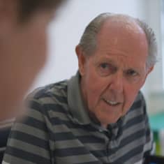 Britannialainen Alzheimer-potilas Tom Colley kuuntelee lääkäriä.