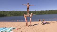 Kolme tyttöä rakentaa ihmispyramidia hiekkarannalla. Tytöt ovat ylinnä Jade Marttila, ja alhaalla vasemmalla Kerttu Laasanen  ja oikealla Sonja Suomalainen.