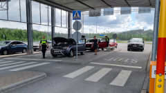 Autoja Nuijamaan raja-asemalla Suomeen päin tulossa